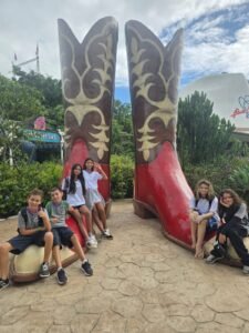 Dia Nacional da Alegria Penha SC,alunos rede municipal Penha Beto Carrero,evento Beto Carrero World educação,turismo social Santa Catarina crianças,inclusão social parques Brasil DNA,Sindepat Dia Nacional da Alegria,estudantes Penha passeio educativo SC,lazer infantil políticas públicas Brasil,educação e turismo SC integração,evento gratuito crianças parque temático,Beto Carrero World ações sociais,turismo educativo Santa Catarina,atividades recreativas alunos SC,acesso lazer crianças Brasil,projeto social parques temáticos Brasil