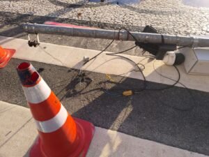 caminhão derruba poste Balneário Camboriú,Avenida Atlântica acidente,poste de monitoramento BC,trânsito Balneário Camboriú hoje,BC Trânsito ocorrência,fios energizados calçada,COSIP Balneário Camboriú,acidente urbano SC,trânsito litoral catarinense,infraestrutura urbana SC,bloqueio avenida Atlântica,segurança trânsito BC,ocorrência caminhão SC,mobilidade urbana Balneário Camboriú,incidente avenida central BC,queda de poste SC