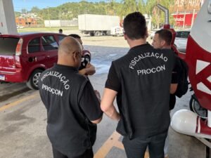 Procon Balneário Camboriú fiscalização,combustíveis SC qualidade,postos de gasolina BC,análise de combustíveis laboratório,Procon Santa Catarina operação,fiscalização postos SC,qualidade gasolina diesel Brasil,Inmetro fiscalização bombas,irregularidade combustível SC,defesa do consumidor combustíveis,volumetria abastecimento,diesel S10 inconformidade,UFPR análise combustíveis,fiscalização combustível 2026,postos combustível Balneário Camboriú,operação Procon SC