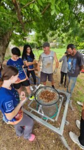 escola sesi itajaí robótica mundial,estudantes itajaí first lego league houston,competição robótica estados unidos brasil,equipe pipeline surfers sesi,educação tecnologia santa catarina,campeonato mundial robótica estudantes,first lego league challenge 2026,robótica educacional brasil exterior,projeto arqueologia robô peneiramento,alunos sesi itajaí competição internacional,tecnologia educação sc,preparação estudantes robótica mundial,ensino steam brasil competição,estudantes brasileiros houston robótica,inovação educação robótica brasil