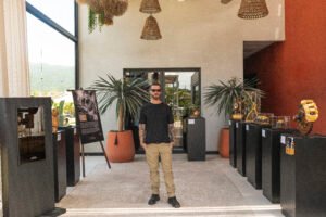 Balneário Shopping exposição,Cainã Gartner,exposição Ayrton Senna,arte em Balneário Camboriú,TAG Heuer Balneário Camboriú,Dvie Joalheria,exposição gratuita Santa Catarina,arte e relojoaria,mostra artística Ayrton Senna,exposição Cainã Gartner SC,cultura em Balneário Camboriú,evento Balneário Shopping,joalheria de luxo SC,Dia dos Namorados Balneário Shopping,campanha promocional shopping,arte contemporânea em Santa Catarina,obras inspiradas em Ayrton Senna,shopping em Balneário Camboriú