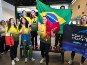 Escola SESI Itajaí,Pipeline Surfers,robótica educacional,Itajaí,Santa Catarina,FIRST LEGO League,FLL,Champion’s Award,SESI Santa Catarina,estudantes brasileiros robótica,competição internacional de robótica,Houston Estados Unidos,educação tecnológica,inovação educacional,jovens brasileiros tecnologia,equipe de robótica Itajaí,SESI robótica,campeonato mundial de robótica,estudantes de Santa Catarina,tecnologia na educação