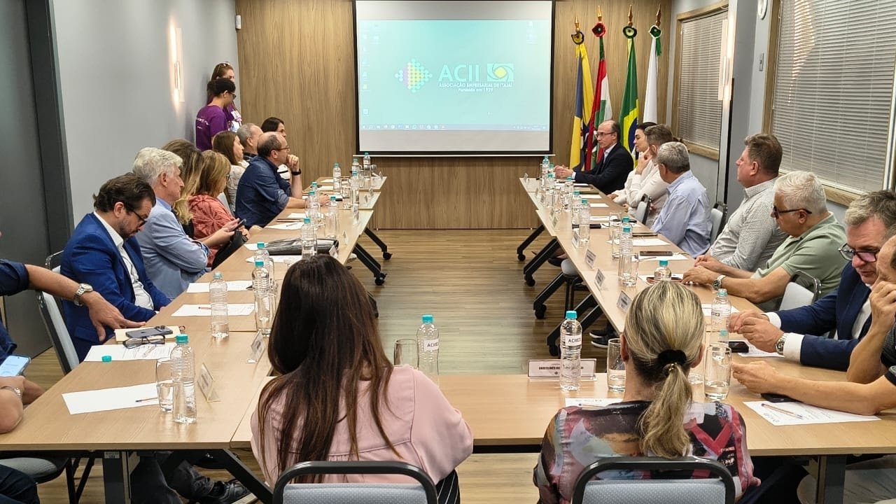 Secretária de Turismo de Itajaí,Gabriela Kelm,ACII,Associação Empresarial de Itajaí,turismo em Itajaí,Itajaí Santa Catarina,reunião plenária ACII,projetos turísticos Itajaí,desenvolvimento econômico Itajaí,turismo Santa Catarina,Marejada Itajaí,temporada de cruzeiros Itajaí,The Ocean Race Itajaí,infraestrutura turística Itajaí,equipamentos turísticos Itajaí,empresários de Itajaí,eventos em Itajaí,turismo e negócios,gestão do turismo em Itajaí,planejamento turístico Santa Catarina