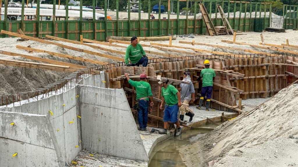 Balneário Camboriú,reurbanização da orla,orla de Balneário Camboriú,Praia Central,Balneário Camboriú Santa Catarina,muro de proteção costeira,obras da orla BC,Barra Sul,Molhe da Barra Sul,infraestrutura urbana,urbanismo em Balneário Camboriú,mobilidade urbana,calçadão da Praia Central,piso intertravado,paisagismo Balneário Camboriú,turismo em Balneário Camboriú,obras públicas BC,revitalização da orla,desenvolvimento urbano,projeto orla BC,modernização da Praia Central,investimentos em infraestrutura,obras em Balneário Camboriú,planejamento urbano,orla BC