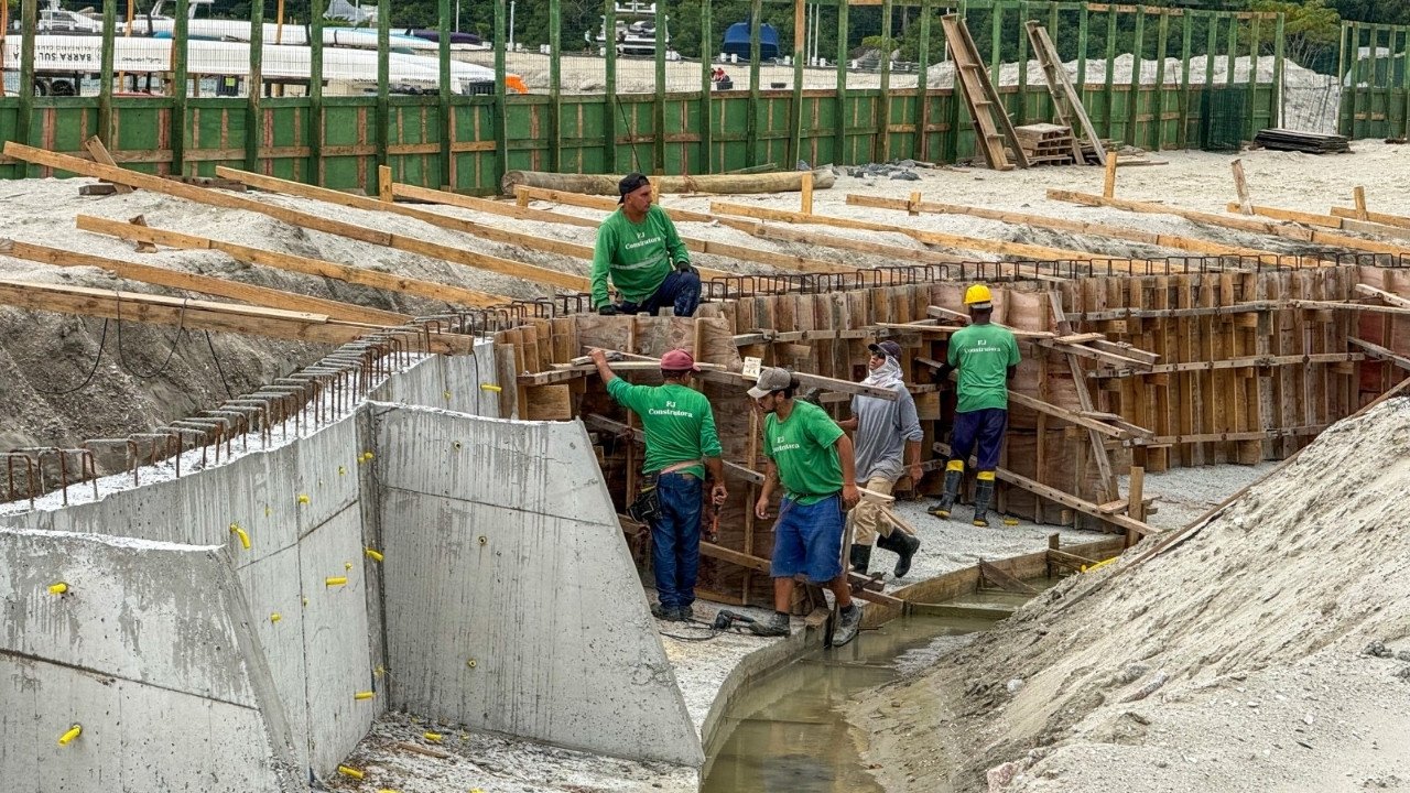 Balneário Camboriú,reurbanização da orla,orla de Balneário Camboriú,Praia Central,Balneário Camboriú Santa Catarina,muro de proteção costeira,obras da orla BC,Barra Sul,Molhe da Barra Sul,infraestrutura urbana,urbanismo em Balneário Camboriú,mobilidade urbana,calçadão da Praia Central,piso intertravado,paisagismo Balneário Camboriú,turismo em Balneário Camboriú,obras públicas BC,revitalização da orla,desenvolvimento urbano,projeto orla BC,modernização da Praia Central,investimentos em infraestrutura,obras em Balneário Camboriú,planejamento urbano,orla BC