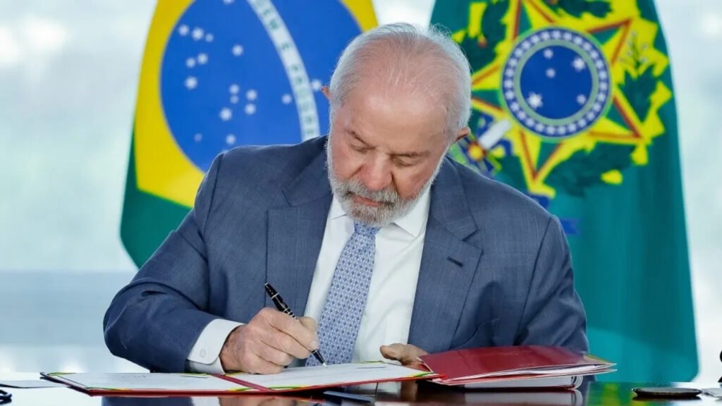 Lei 15.397,Lei 15.397 Brasil,Código Penal Brasileiro,nova lei código penal,Governo do Brasil,penas mais duras Brasil,crimes patrimoniais Brasil,furto código penal,roubo código penal,estelionato digital,fraude bancária Brasil,conta laranja crime,receptação código penal,segurança pública Brasil,crimes digitais Brasil,legislação federal 2026,Diário Oficial da União,mudanças no código penal,punições mais rígidas Brasil,lei Lula segurança pública