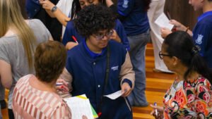Escola do Legislativo,Câmara de Balneário Camboriú,Balneário Camboriú,Santa Catarina,vereadores mirins,MovMente,PAIS,integração intergeracional,programa social Balneário Camboriú,Secretaria de Assistência Social,Cine Clube Câmara,educação cidadã,inclusão social,saúde mental,juventude e cidadania,projetos sociais Balneário Camboriú,legislativo municipal,convivência entre gerações,formação cidadã,ações educativas