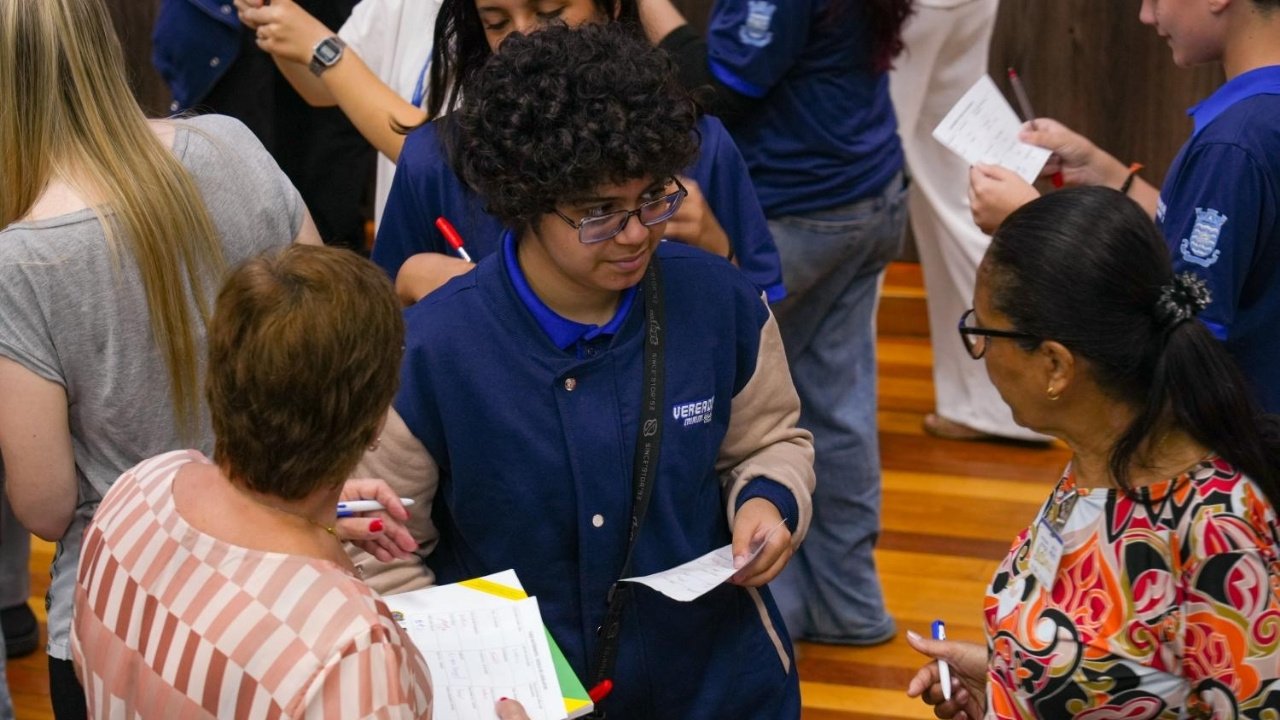 Escola do Legislativo,Câmara de Balneário Camboriú,Balneário Camboriú,Santa Catarina,vereadores mirins,MovMente,PAIS,integração intergeracional,programa social Balneário Camboriú,Secretaria de Assistência Social,Cine Clube Câmara,educação cidadã,inclusão social,saúde mental,juventude e cidadania,projetos sociais Balneário Camboriú,legislativo municipal,convivência entre gerações,formação cidadã,ações educativas