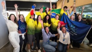 Escola SESI Itajaí,Pipeline Surfers,robótica educacional,Itajaí,Santa Catarina,FIRST LEGO League,FLL,Champion’s Award,SESI Santa Catarina,estudantes brasileiros robótica,competição internacional de robótica,Houston Estados Unidos,educação tecnológica,inovação educacional,jovens brasileiros tecnologia,equipe de robótica Itajaí,SESI robótica,campeonato mundial de robótica,estudantes de Santa Catarina,tecnologia na educação