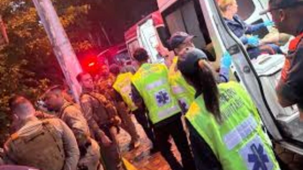 policial militar baleado,Camboriú,Operação Efeito Colateral,GAECO,Polícia Militar de Santa Catarina,12º BPM,operação policial em Camboriú,policial ferido em serviço,mandado de prisão Camboriú,bairro Cedros,apreensão de armas,investigação criminal Santa Catarina,Itajaí,fraude em atestados médicos,detentos Itajaí,Tático da Polícia Militar,ocorrência policial Camboriú,segurança pública Santa Catarina,ação conjunta GAECO,operação da PM em Camboriú
