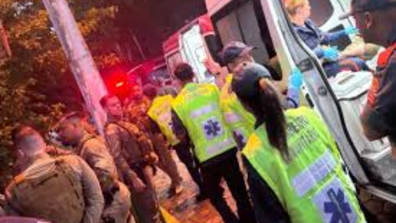 policial militar baleado,Camboriú,Operação Efeito Colateral,GAECO,Polícia Militar de Santa Catarina,12º BPM,operação policial em Camboriú,policial ferido em serviço,mandado de prisão Camboriú,bairro Cedros,apreensão de armas,investigação criminal Santa Catarina,Itajaí,fraude em atestados médicos,detentos Itajaí,Tático da Polícia Militar,ocorrência policial Camboriú,segurança pública Santa Catarina,ação conjunta GAECO,operação da PM em Camboriú