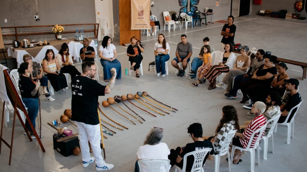 Navegantes,Santa Catarina,oficinas gratuitas em Navegantes,cultura popular,Raízes em Movimento,oficinas culturais para crianças,oficinas culturais para adolescentes,projeto cultural Navegantes,capoeira em Navegantes,percussão em Navegantes,Fundação Cultural de Navegantes,Instituto Ecovida,Ministério da Cultura,cursos gratuitos em Navegantes,atividades para jovens em Navegantes,cultura afro-brasileira,tradições açorianas,economia solidária,projetos culturais Santa Catarina,inscrições abertas Navegantes