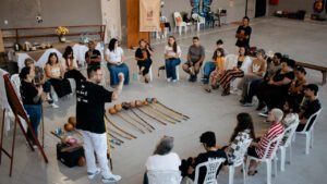 Navegantes,Santa Catarina,oficinas gratuitas em Navegantes,cultura popular,Raízes em Movimento,oficinas culturais para crianças,oficinas culturais para adolescentes,projeto cultural Navegantes,capoeira em Navegantes,percussão em Navegantes,Fundação Cultural de Navegantes,Instituto Ecovida,Ministério da Cultura,cursos gratuitos em Navegantes,atividades para jovens em Navegantes,cultura afro-brasileira,tradições açorianas,economia solidária,projetos culturais Santa Catarina,inscrições abertas Navegantes
