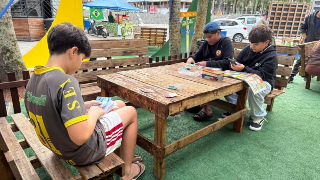 Itapema,troca de figurinhas em Itapema,Praça da Paz Itapema,álbum da Copa do Mundo,Copa do Mundo em Itapema,espaço para troca de figurinhas,turismo em Itapema,lazer em família em Santa Catarina,atividades gratuitas em Itapema,colecionadores de figurinhas,álbum oficial da Copa,programação em Itapema,eventos na Praça da Paz,turismo e lazer SC,Copa do Mundo 2026,figurinhas da Copa,atrações em Itapema,atividades para crianças em Itapema