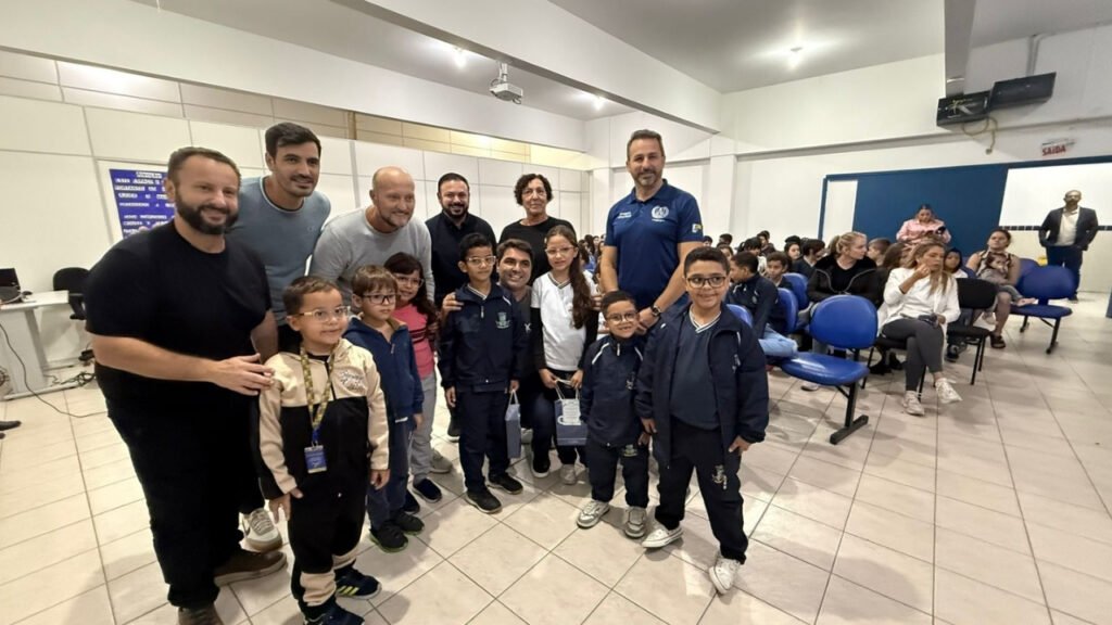 Itapema,óculos gratuitos em Itapema,projeto Olhar e Ouvir Inclusivo,saúde visual nas escolas,educação em Itapema,estudantes da rede municipal,ASTTIOS,CAAVI Itapema,inclusão social em Itapema,atendimento visual infantil,triagem visual em escolas,Ensino Fundamental em Itapema,Prefeitura de Itapema,Alexandre Xepa,qualidade de vida dos estudantes,saúde ocular infantil,projeto social em Santa Catarina,avaliação visual para crianças