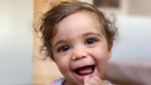 campanha solidária para Lia,filha de policial militar,tratamento com células-tronco,saúde infantil,lesão cerebral infantil,campanha de arrecadação,solidariedade em Santa Catarina,tratamento no México,recuperação infantil,bronquiolite severa,paradas cardiorrespiratórias,apoio comunitário,tratamento especializado infantil,corrente solidária,cuidados intensivos infantis