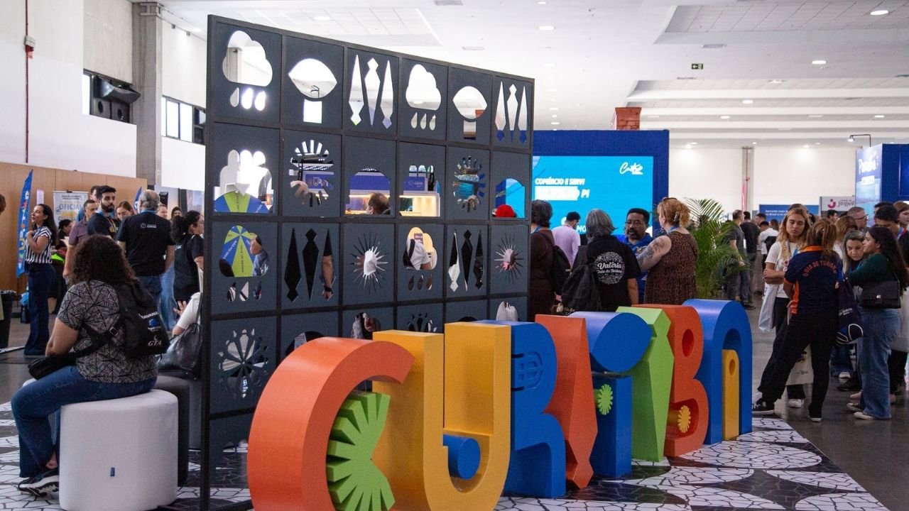 Expo Turismo Paraná 2026,feira de turismo Curitiba,ABAV-PR,negócios turismo Sul do Brasil,R$ 180 milhões turismo,agentes de viagens Paraná,trade turístico,hub de negócios turismo,capacitação agentes de viagens,turismo sênior,inteligência artificial turismo,turismo religioso,Curitiba eventos turismo,Paraná destinos turísticos,Expo Turismo 2027