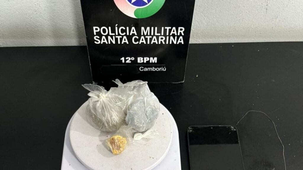 Camboriú,tráfico de drogas em Camboriú,Polícia Militar de Santa Catarina,12º Batalhão de Polícia Militar,prisão por tráfico,Monte Alegre Camboriú,apreensão de drogas,crack,cocaína,maconha,segurança pública em Camboriú,operação policial em Santa Catarina,combate ao tráfico,Polícia Civil,ocorrência policial,drogas em Camboriú,policiamento ostensivo,prisão em flagrante,apreensão de entorpecentes,notícias policiais SC
