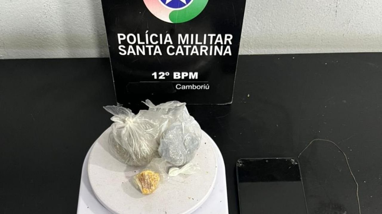 Camboriú,tráfico de drogas em Camboriú,Polícia Militar de Santa Catarina,12º Batalhão de Polícia Militar,prisão por tráfico,Monte Alegre Camboriú,apreensão de drogas,crack,cocaína,maconha,segurança pública em Camboriú,operação policial em Santa Catarina,combate ao tráfico,Polícia Civil,ocorrência policial,drogas em Camboriú,policiamento ostensivo,prisão em flagrante,apreensão de entorpecentes,notícias policiais SC
