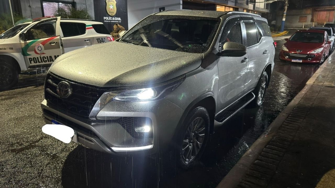 Balneário Camboriú,furto de Hilux em Balneário Camboriú,Toyota Hilux furtada,Polícia Militar de Santa Catarina,12º Batalhão de Polícia Militar,associação criminosa,furto de caminhonete,operação policial SC,segurança pública em Balneário Camboriú,Vale do Itajaí,Litoral Norte SC,perseguição policial,fraude eletrônica em veículos,prisão por furto de veículo,caminhonete recuperada,ocorrência policial em Santa Catarina,Polícia Civil,crimes patrimoniais,tráfico e furto de veículos,notícias policiais SC