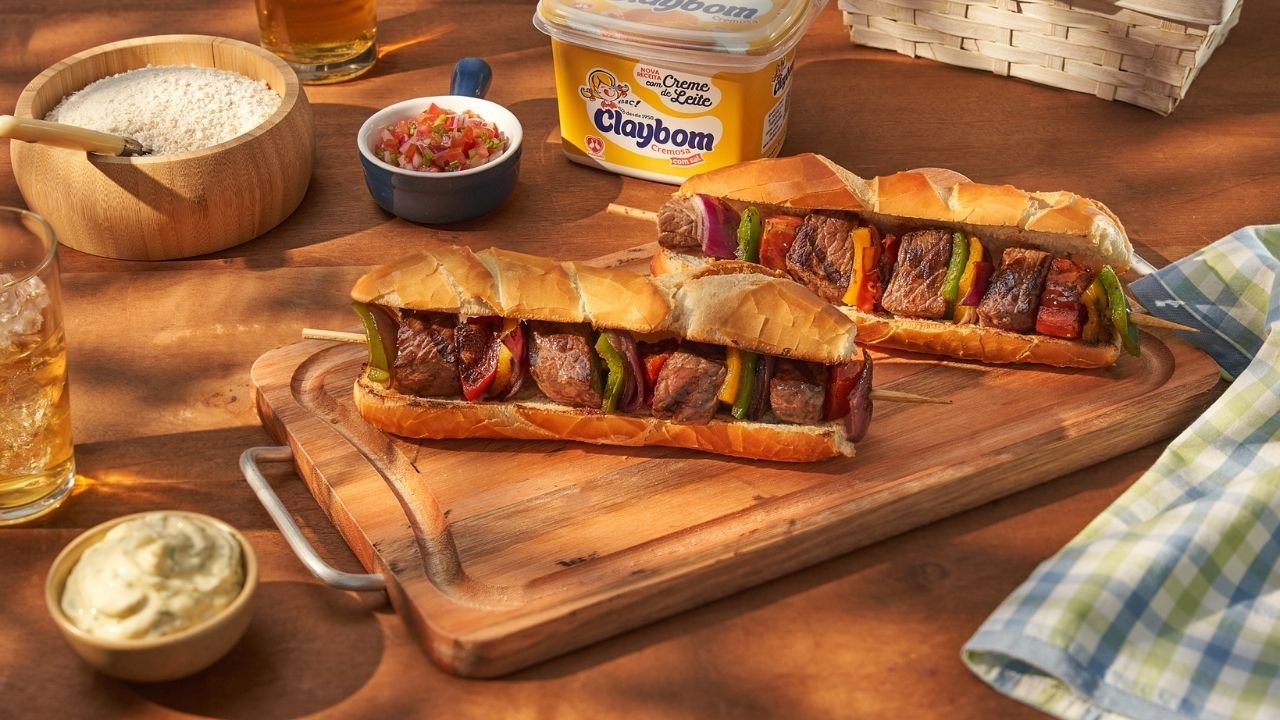 receita de churrasquinho no pão,espetinho de carne e legumes,receita de churrasco fácil,petisco com carne,sanduíche de churrasco,churrasquinho na airfryer,churrasco prático em casa,receita com coxão mole,espetinho grelhado,vinagrete caseiro,lanche de churrasco,receita rápida de carne,pão com espetinho,churrasco simples e rápido,culinária brasileira,petiscos para festa,receita com legumes grelhados
