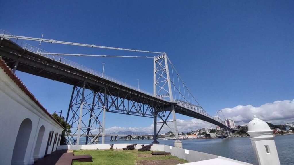 turismo caminhável Florianópolis,Centro Histórico Florianópolis,turismo urbano Santa Catarina,caminhabilidade em Florianópolis,Ponte Hercílio Luz turismo,feriado Corpus Christi Florianópolis,turismo cultural Florianópolis,atrações Centro Histórico Florianópolis,turismo sustentável SC,turismo a pé Florianópolis,Mercado Público Florianópolis,patrimônio histórico Santa Catarina,experiências urbanas Florianópolis,turismo gastronômico Florianópolis,turismo no Norte da Ilha,turismo fora da temporada SC,hotelaria Florianópolis