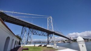 turismo caminhável Florianópolis,Centro Histórico Florianópolis,turismo urbano Santa Catarina,caminhabilidade em Florianópolis,Ponte Hercílio Luz turismo,feriado Corpus Christi Florianópolis,turismo cultural Florianópolis,atrações Centro Histórico Florianópolis,turismo sustentável SC,turismo a pé Florianópolis,Mercado Público Florianópolis,patrimônio histórico Santa Catarina,experiências urbanas Florianópolis,turismo gastronômico Florianópolis,turismo no Norte da Ilha,turismo fora da temporada SC,hotelaria Florianópolis
