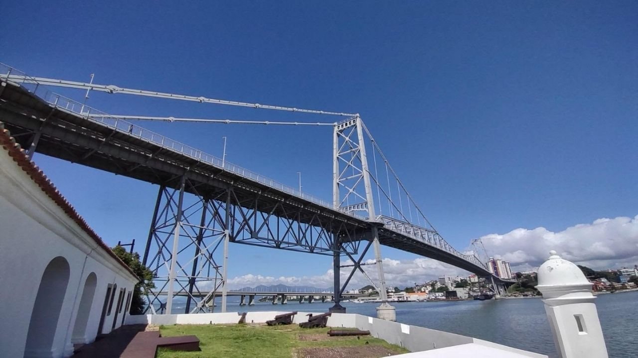 turismo caminhável Florianópolis,Centro Histórico Florianópolis,turismo urbano Santa Catarina,caminhabilidade em Florianópolis,Ponte Hercílio Luz turismo,feriado Corpus Christi Florianópolis,turismo cultural Florianópolis,atrações Centro Histórico Florianópolis,turismo sustentável SC,turismo a pé Florianópolis,Mercado Público Florianópolis,patrimônio histórico Santa Catarina,experiências urbanas Florianópolis,turismo gastronômico Florianópolis,turismo no Norte da Ilha,turismo fora da temporada SC,hotelaria Florianópolis