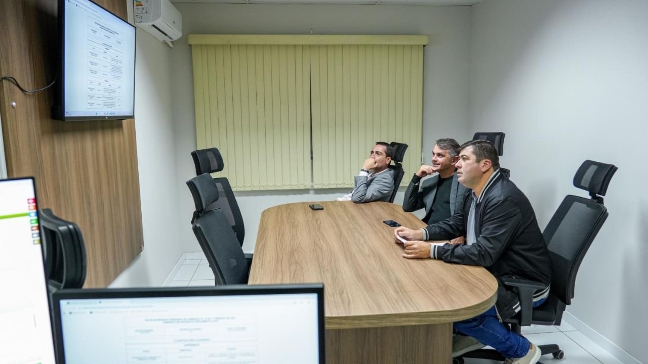 Comissão de Finanças e Orçamento,Câmara de Balneário Camboriú,projetos de lei Balneário Camboriú,Legislativo de Balneário Camboriú,sessão da Câmara de Balneário Camboriú,CIDASC Santa Catarina,saúde pública em Balneário Camboriú,selo Empresa Amiga da Saúde Pública de BC,auxílio assiduidade servidores públicos,tramitação de projetos na Câmara,política em Balneário Camboriú,vereadores de Balneário Camboriú,Poder Executivo Balneário Camboriú,Comissão de Justiça e Redação,projetos aprovados na comissão,servidores públicos municipais