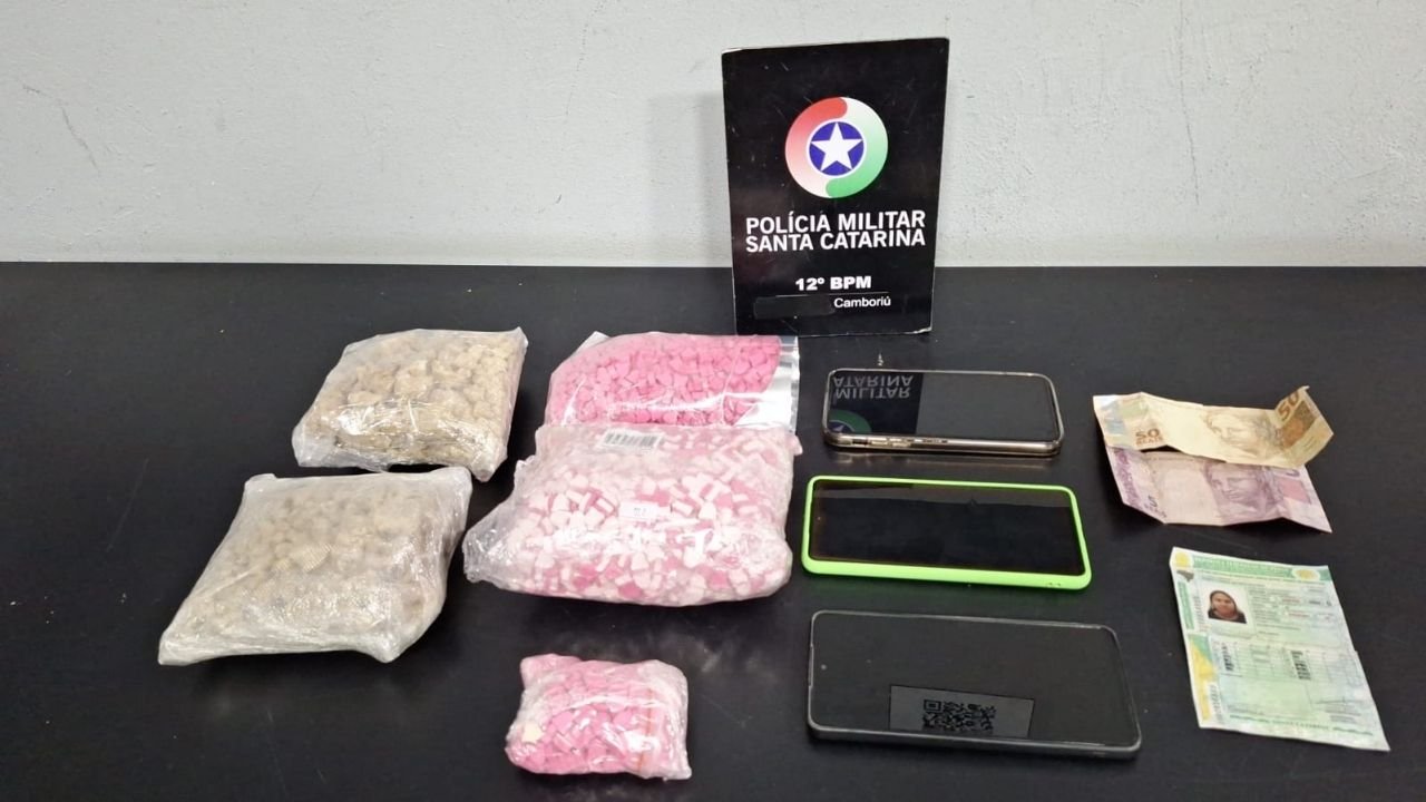 tráfico de drogas em Camboriú,Polícia Militar de Camboriú,12º Batalhão de Polícia Militar,prisão por tráfico em Santa Catarina,apreensão de drogas em Camboriú,ecstasy apreendido,crack apreendido,ocorrência policial em Camboriú,segurança pública em Santa Catarina,flagrante de tráfico de drogas,Polícia Civil de Santa Catarina,combate ao tráfico em Camboriú,prisão de mulher por tráfico,drogas em Santa Catarina,policiamento ostensivo em Camboriú,apreensão de veículo no tráfico