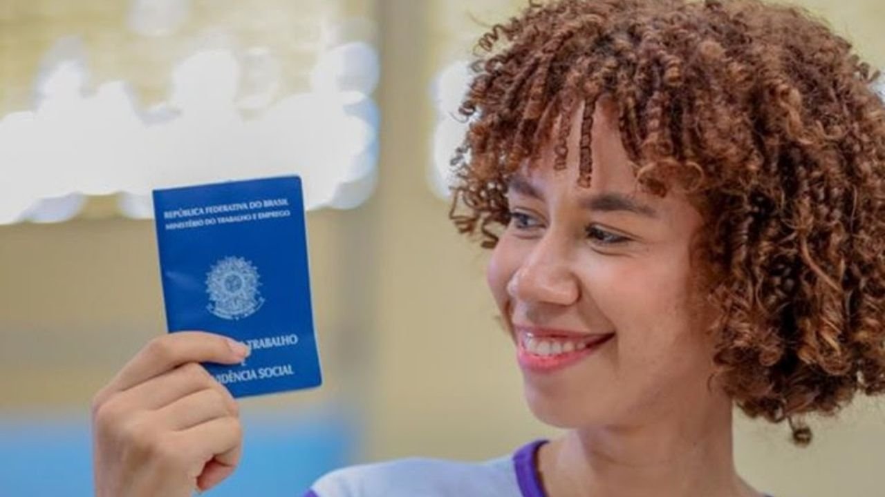 desemprego no Brasil,menor desemprego da história,taxa de desemprego 2026,IBGE desemprego abril 2026,PNAD Contínua Mensal,mercado de trabalho brasileiro,população ocupada Brasil,economia brasileira 2026,rendimento médio trabalhador,massa de rendimento Brasil,emprego no Brasil,taxa de desocupação IBGE,dados econômicos Brasil,força de trabalho brasileira,desemprego abaixo de 6%,geração de empregos Brasil,ocupação no Brasil,renda média do trabalhador brasileiro