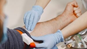 Junho Vermelho,doação de sangue,Hemosc Blumenau,doação de sangue em Blumenau,campanha Junho Vermelho,saúde pública,estoque de sangue,hemocentro em Santa Catarina,Hospital Azambuja,Brusque,doador universal O negativo,transfusão de sangue,conscientização sobre doação,inverno e doação de sangue,banco de sangue,hematologia,doação de sangue em SC,quem pode doar sangue,hemocentro regional,campanha de saúde