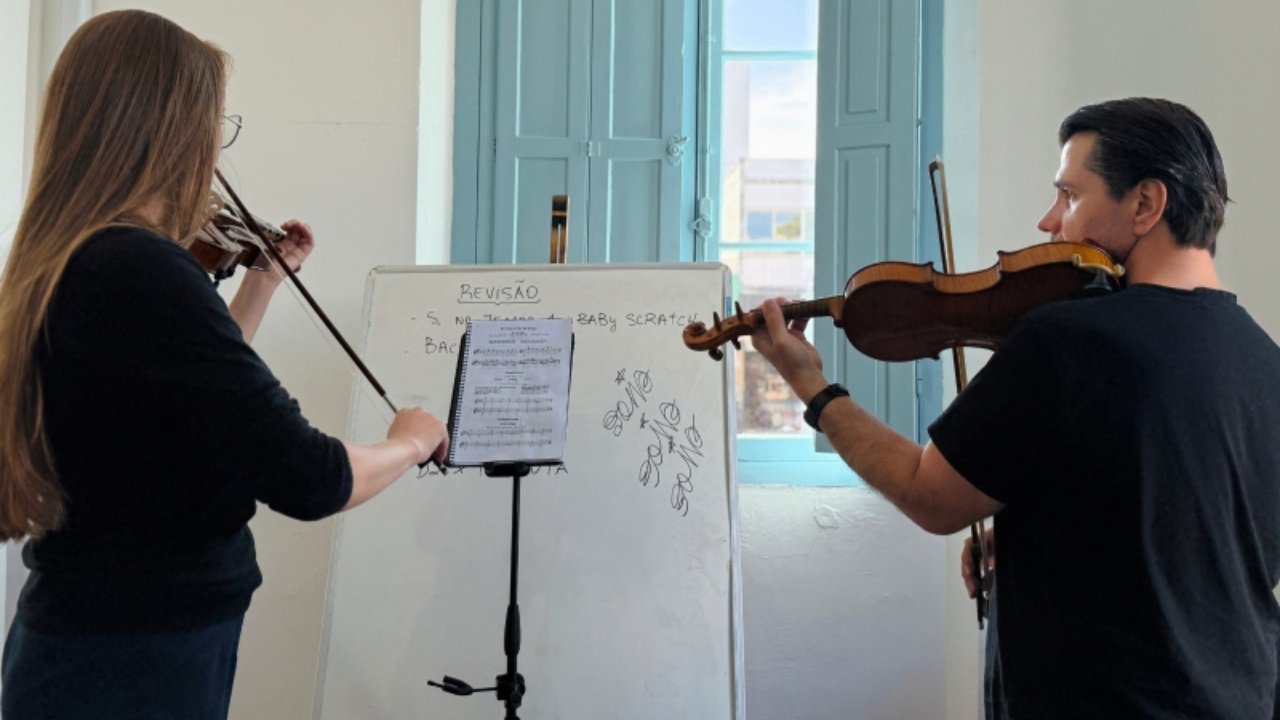 Programa Aqui Tem Arte Itajaí,oficinas gratuitas instrumentos musicais Itajaí,aulas de música gratuitas Itajaí SC,violão bateria violino gratuito Itajaí,polos culturais Itajaí,aprender instrumento musical Itajaí,Conecta.I aplicativo Itajaí,educação musical Santa Catarina,cultura gratuita Itajaí 2026,oficinas musicais crianças adolescentes Itajaí,desenvolvimento cognitivo música,benefícios aprender instrumento musical,programa cultural prefeitura Itajaí,música e educação escolar SC,oficinas de cavaquinho bateria violino SC,turmas música gratuita litoral catarinense