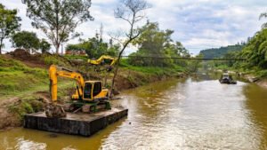 Santa Catarina,desassoreamento Santa Catarina,Defesa Civil SC,limpeza de rios SC,investimento Santa Catarina,enchentes Santa Catarina,Vale do Itajaí,prevenção de cheias,obras de infraestrutura SC,rios Santa Catarina,Governo de Santa Catarina,Doutor Pedrinho,Rio Benedito,Rio Forcação,barragens Santa Catarina,proteção civil SC,mitigação de desastres,resiliência climática,limpeza fluvial SC,prevenção de enchentes Santa Catarina