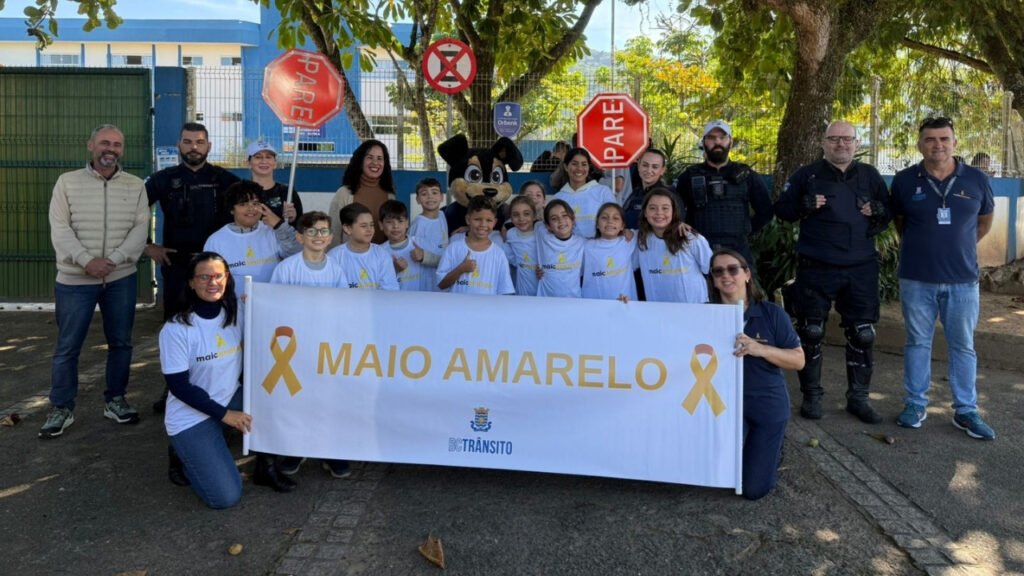 Programa Transitar,BC Trânsito,Balneário Camboriú,Santa Catarina,Maio Amarelo,educação no trânsito,segurança no trânsito,mobilidade urbana,faixa de pedestres,conscientização no trânsito,Prefeitura de Balneário Camboriú,trânsito seguro,escola pública de trânsito,ações educativas,campanha Maio Amarelo,trânsito humanizado,estudantes no trânsito,segurança viária