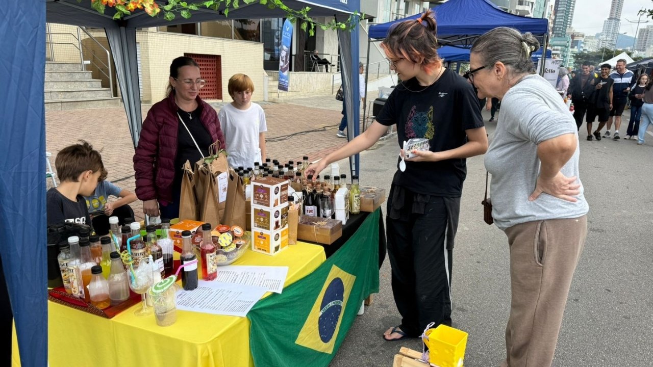 Viva Praia,Viva Praia Itapema,Itapema,Santa Catarina,evento em Itapema,orla de Itapema,turismo em Itapema,programação em Itapema,troca de figurinhas da Copa,pré-Copa em Itapema,lazer em Itapema,evento para famílias em Itapema,Praça da Paz Itapema,economia criativa em Santa Catarina,Secretaria de Turismo de Itapema,atrações em Itapema,evento gratuito em Itapema,programação turística SC,orla central de Itapema,eventos em Santa Catarina