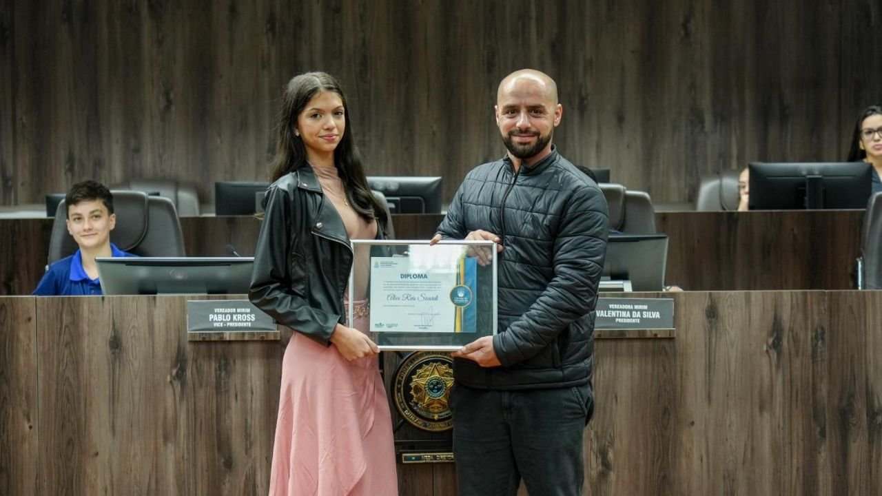 vereadores mirins de Balneário Camboriú,esporte escolar,Câmara de Vereadores de Balneário Camboriú,educação municipal,saúde mental nas escolas,incentivo ao esporte,materiais esportivos para escolas,Parlamento Jovem,CAIC Ayrton Senna da Silva,CEM Dona Lili,CEM Vereador Santa,atividade física nas escolas,rendimento escolar,esporte e saúde mental,rede municipal de ensino,projetos escolares em Balneário Camboriú,educação física escolar,juventude e cidadania,Legislativo municipal,ações para estudantes