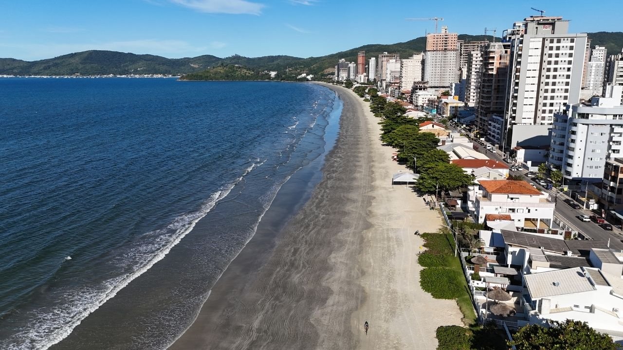 engordamento da Praia de Balneário Perequê,Porto Belo,ACIP,IMA,licenciamento ambiental,alargamento da faixa de areia,turismo em Porto Belo,infraestrutura urbana,urbanização da orla,obras em Balneário Perequê,desenvolvimento urbano,valorização imobiliária,litoral de Santa Catarina,Praia de Balneário Perequê,molhes do Rio Perequê,Prefeitura de Porto Belo,obras no litoral catarinense,setor imobiliário,expansão turística,projetos de urbanização