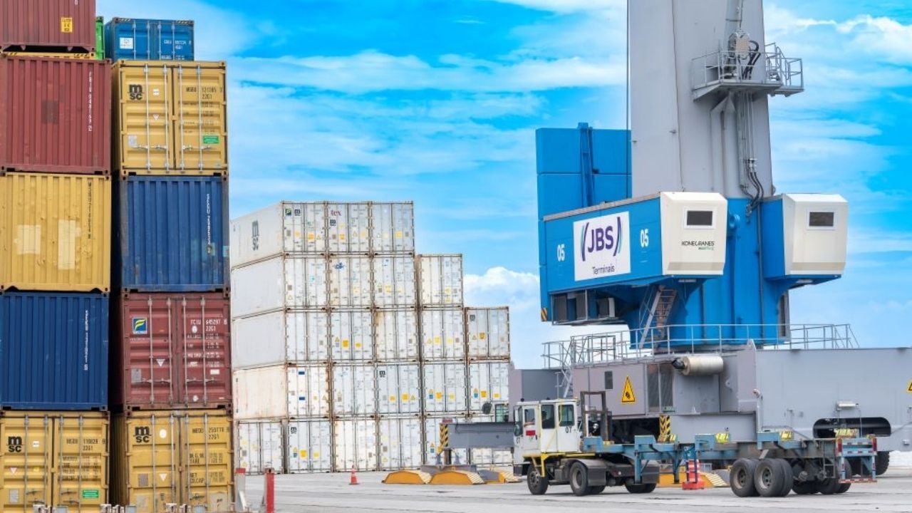 JBS Terminais,Porto de Itajaí,investimento JBS,logística portuária,comércio internacional,Santa Catarina,novas rotas marítimas,infraestrutura portuária,navegação internacional,TEUs Porto de Itajaí,operação portuária,exportação brasileira,JBS Novos Negócios,transporte marítimo,economia catarinense,terminal portuário Itajaí,linhas de navegação internacional,expansão logística,porto em Santa Catarina,mercado de exportação