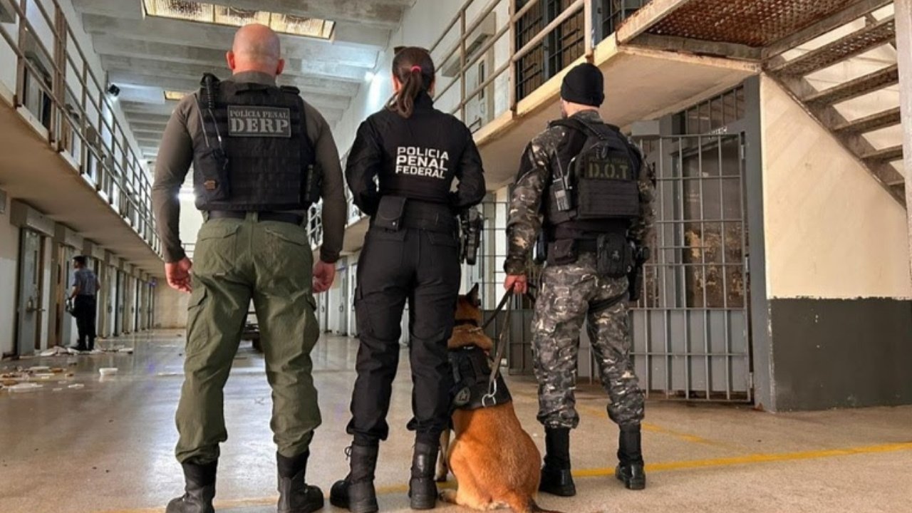 Operação Mute,Brasil contra o Crime Organizado,SENAPPEN,Ministério da Justiça e Segurança Pública,apreensão de celulares presídios,sistema prisional Brasil,crime organizado presídios,segurança pública Brasil,operações policiais presídios,bloqueio de comunicação ilícita,tecnologia segurança pública,inteligência policial Brasil,presídios 15 estados operação,política penitenciária Brasil,controle do sistema prisional,operações SENAPPEN 2026