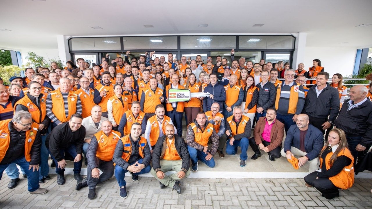 Defesa Civil Santa Catarina 53 anos,Secretaria de Proteção e Defesa Civil SC,Jorginho Mello Defesa Civil,investimentos Defesa Civil SC,barragem Norte José Boiteux,prevenção de desastres SC,monitoramento climático Santa Catarina,alerta climático SC,gestão de riscos e desastres SC,viaturas Defesa Civil municípios SC,rede integrada de monitoramento SC,proteção civil Santa Catarina,eventos climáticos extremos SC,política de prevenção SC,Defesa Civil na Escola PDCE,segurança pública climática SC,obras estruturantes Santa Catarina
