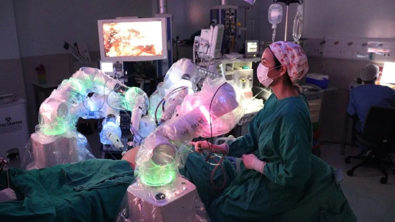 cirurgia robótica Balneário Camboriú,Unimed Litoral Versius,mil cirurgias robóticas SC,hospital Unimed Litoral cirurgia,tecnologia médica robótica Brasil,cirurgia minimamente invasiva SC,saúde inovação Santa Catarina,sistema Versius CMR Surgical,referência cirurgia robótica América do Sul,procedimentos robóticos hospital SC,avanço tecnológico medicina SC,cirurgia urologia robótica,cirurgia oncológica robótica,hospital de referência SC,inovação hospitalar Balneário Camboriú