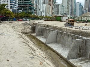 Balneário Camboriú,reurbanização da orla,orla de Balneário Camboriú,Praia Central,Balneário Camboriú Santa Catarina,muro de proteção costeira,obras da orla BC,Barra Sul,Molhe da Barra Sul,infraestrutura urbana,urbanismo em Balneário Camboriú,mobilidade urbana,calçadão da Praia Central,piso intertravado,paisagismo Balneário Camboriú,turismo em Balneário Camboriú,obras públicas BC,revitalização da orla,desenvolvimento urbano,projeto orla BC,modernização da Praia Central,investimentos em infraestrutura,obras em Balneário Camboriú,planejamento urbano,orla BC