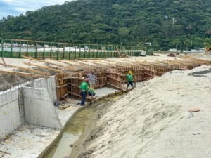Balneário Camboriú,reurbanização da orla,orla de Balneário Camboriú,Praia Central,Balneário Camboriú Santa Catarina,muro de proteção costeira,obras da orla BC,Barra Sul,Molhe da Barra Sul,infraestrutura urbana,urbanismo em Balneário Camboriú,mobilidade urbana,calçadão da Praia Central,piso intertravado,paisagismo Balneário Camboriú,turismo em Balneário Camboriú,obras públicas BC,revitalização da orla,desenvolvimento urbano,projeto orla BC,modernização da Praia Central,investimentos em infraestrutura,obras em Balneário Camboriú,planejamento urbano,orla BC