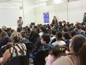Itapema,óculos gratuitos em Itapema,projeto Olhar e Ouvir Inclusivo,saúde visual nas escolas,educação em Itapema,estudantes da rede municipal,ASTTIOS,CAAVI Itapema,inclusão social em Itapema,atendimento visual infantil,triagem visual em escolas,Ensino Fundamental em Itapema,Prefeitura de Itapema,Alexandre Xepa,qualidade de vida dos estudantes,saúde ocular infantil,projeto social em Santa Catarina,avaliação visual para crianças