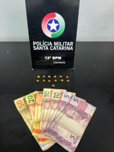 Camboriú,tráfico de drogas em Camboriú,Polícia Militar de Santa Catarina,12º Batalhão de Polícia Militar,prisão por tráfico,Monte Alegre Camboriú,apreensão de drogas,crack,cocaína,maconha,segurança pública em Camboriú,operação policial em Santa Catarina,combate ao tráfico,Polícia Civil,ocorrência policial,drogas em Camboriú,policiamento ostensivo,prisão em flagrante,apreensão de entorpecentes,notícias policiais SC