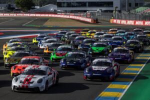 Jeff Giassi Le Mans,piloto catarinense,Porsche Cup Brasil 2026,vitória em Le Mans,Balneário Camboriú automobilismo,Porsche Carrera Cup Brasil,corrida de carros,automobilismo brasileiro,Circuito de Le Mans,24 Horas de Le Mans,piloto de Santa Catarina,campeonato Porsche Cup,esporte em Balneário Camboriú,Jeff Giassi campeão,temporada automobilística 2026,automobilismo virtual,piloto brasileiro,Criciúma