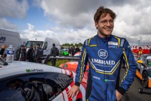 Jeff Giassi Le Mans,piloto catarinense,Porsche Cup Brasil 2026,vitória em Le Mans,Balneário Camboriú automobilismo,Porsche Carrera Cup Brasil,corrida de carros,automobilismo brasileiro,Circuito de Le Mans,24 Horas de Le Mans,piloto de Santa Catarina,campeonato Porsche Cup,esporte em Balneário Camboriú,Jeff Giassi campeão,temporada automobilística 2026,automobilismo virtual,piloto brasileiro,Criciúma