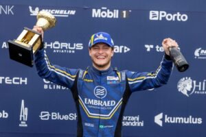 Jeff Giassi Le Mans,piloto catarinense,Porsche Cup Brasil 2026,vitória em Le Mans,Balneário Camboriú automobilismo,Porsche Carrera Cup Brasil,corrida de carros,automobilismo brasileiro,Circuito de Le Mans,24 Horas de Le Mans,piloto de Santa Catarina,campeonato Porsche Cup,esporte em Balneário Camboriú,Jeff Giassi campeão,temporada automobilística 2026,automobilismo virtual,piloto brasileiro,Criciúma