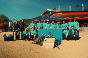 Grupo Oceanic,Praia de Laranjeiras,Balneário Camboriú,limpeza de praia,preservação ambiental,resíduos na praia,poluição marinha,Oceanic Aquarium,educação ambiental,proteção dos oceanos,sustentabilidade em Santa Catarina,mutirão de limpeza,conservação ambiental,lixo nos oceanos,Dia Mundial dos Oceanos,Dia Mundial do Meio Ambiente,turismo sustentável,ecossistemas marinhos,Gotas Fazem um Oceano,ação ambiental em Balneário Camboriú